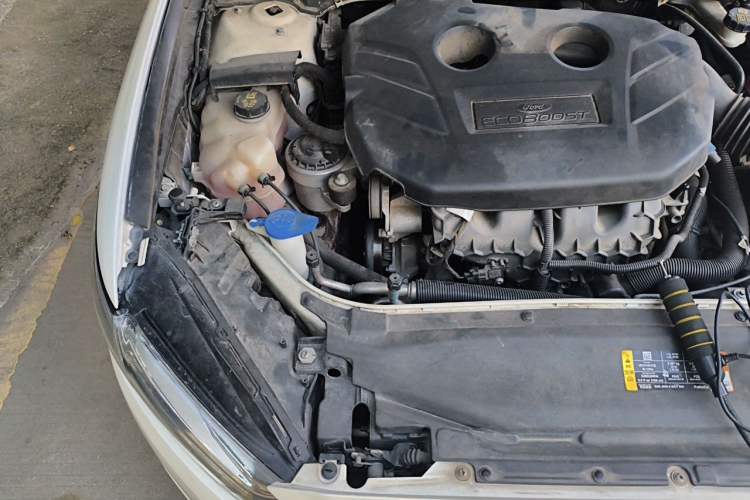 Used Ford Mondeo 2013 2.0L GTDi 200 Luxury Model Engine Bay Right