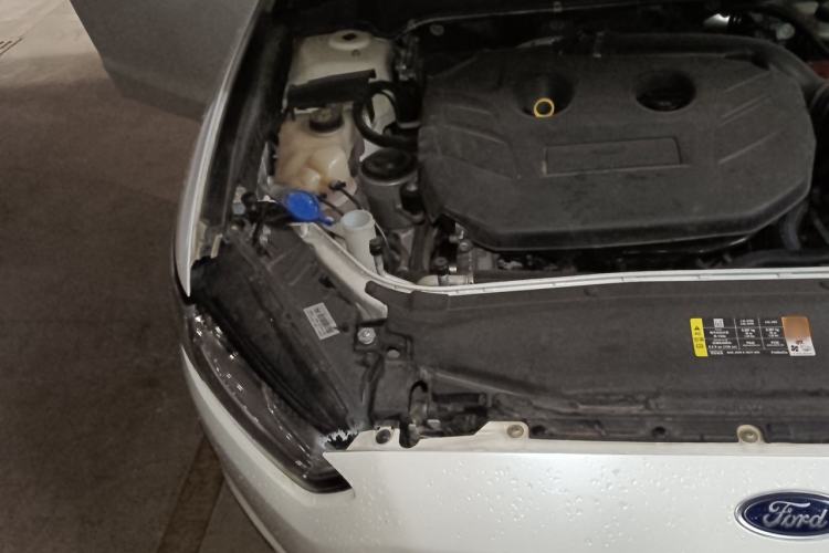 Used Ford Mondeo 2013 2.0L GTDi 200 Luxury Model Engine Bay Right