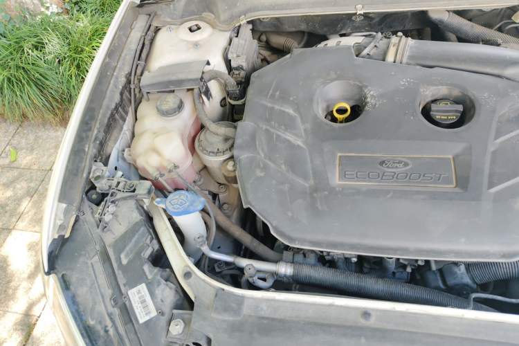 Used Ford Mondeo 2013 2.0L GTDi 200 Luxury Model Engine Bay Right