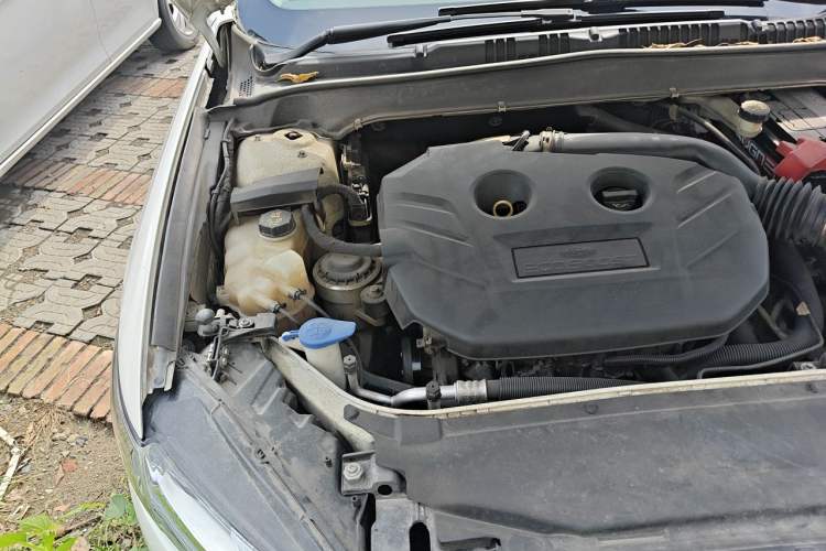 Used Ford Mondeo 2013 2.0L GTDi 200 Luxury Model Engine Bay Right