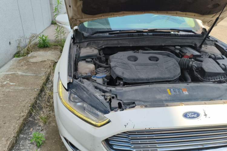 Used Ford Mondeo 2013 2.0L GTDi 200 Luxury Model Engine Bay Right