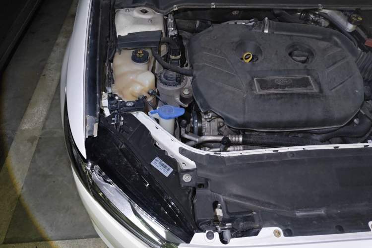 Used Ford Mondeo 2013 2.0L GTDi 200 Luxury Model Engine Bay Right
