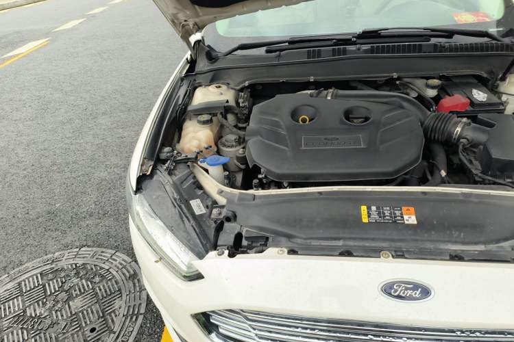 Used Ford Mondeo 2013 2.0L GTDi 200 Luxury Model Engine Bay Right