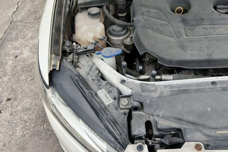 Used Ford Mondeo 2013 2.0L GTDi 200 Luxury Model Engine Bay Right