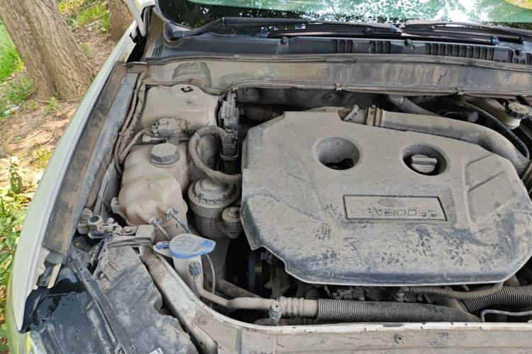 Used Ford Mondeo 2013 2.0L GTDi 200 Luxury Model Engine Bay Right