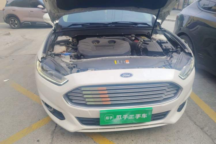 Used Ford Mondeo 2013 2.0L GTDi 200 Luxury Model Engine Bay Right