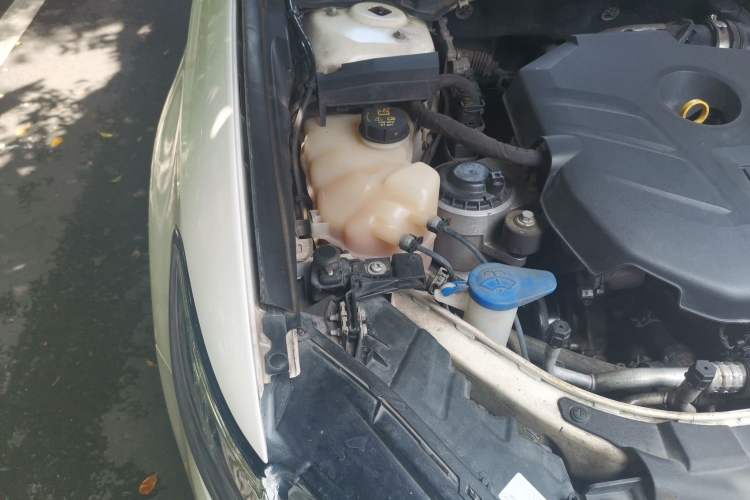 Used Ford Mondeo 2013 2.0L GTDi 200 Luxury Model Engine Bay Right