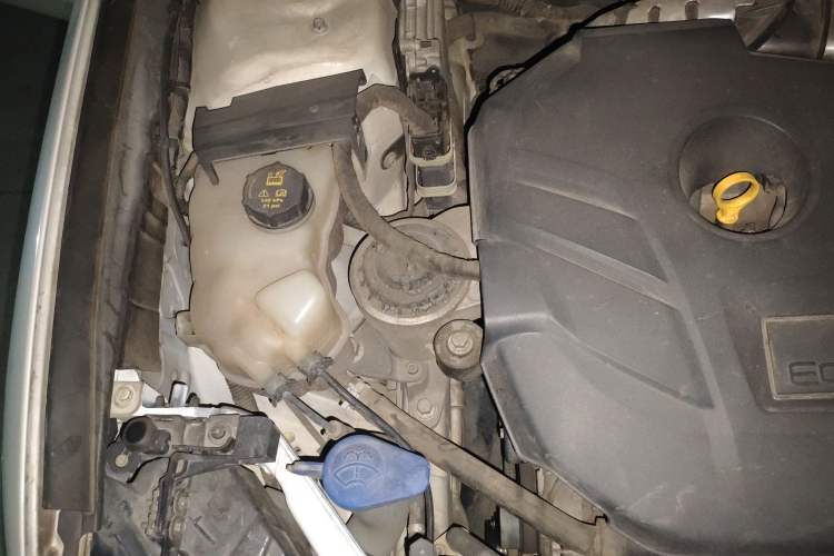 Used Ford Mondeo 2013 2.0L GTDi240 Luxury Sport Model Engine Bay Right