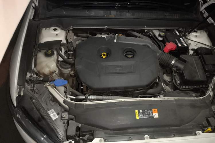 Used Ford Mondeo 2013 2.0L GTDi 200 Luxury Model Engine Bay Right