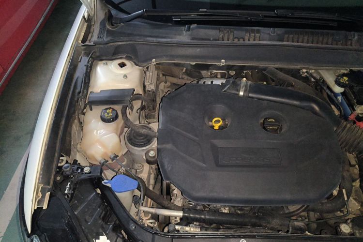 Used Ford Mondeo 2013 2.0L GTDi 200 Luxury Model Engine Bay Right