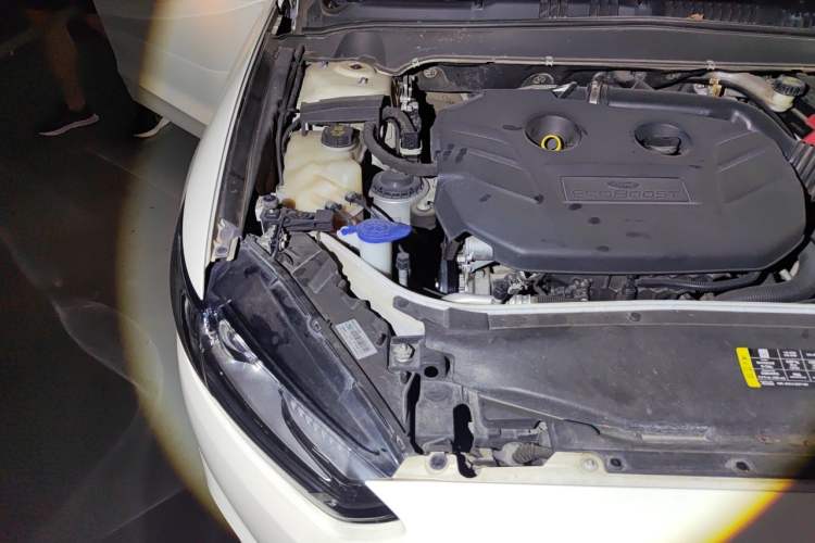 Used Ford Mondeo 2013 2.0L GTDi 200 Luxury Model Engine Bay Right