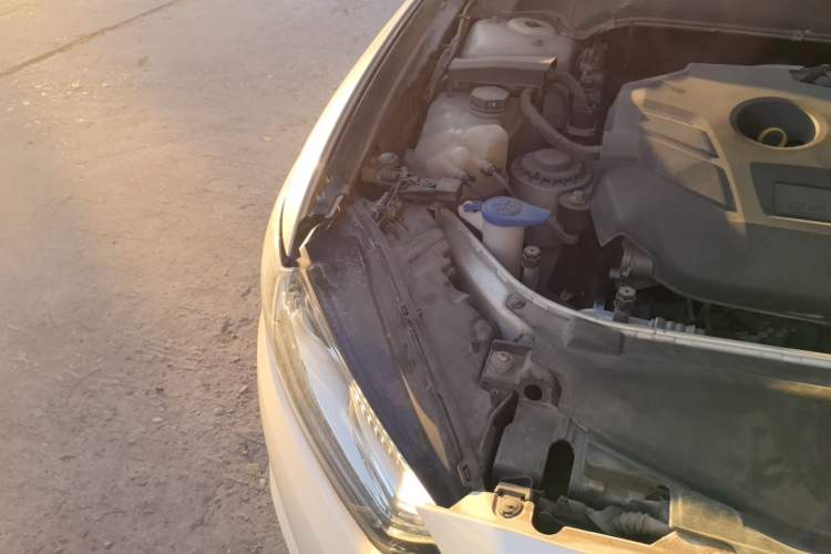 Used Ford Mondeo 2013 2.0L GTDi240 Luxury Sport Model Engine Bay Right