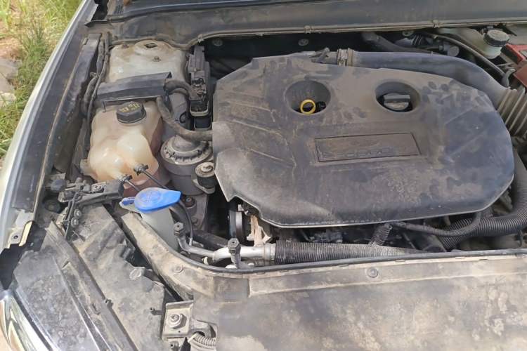 Used Ford Mondeo 2013 2.0L GTDi240 Luxury Sport Model Engine Bay Right