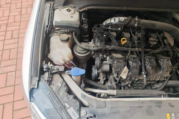 Used Ford Mondeo 2013 2.0L GTDi240 Luxury Sport Model Engine Bay Right