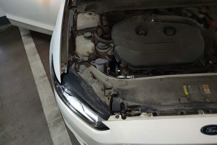 Used Ford Mondeo 2013 2.0L GTDi 200 Luxury Model Engine Bay Right