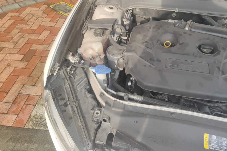 Used Ford Mondeo 2013 2.0L GTDi 200 Luxury Model Engine Bay Right