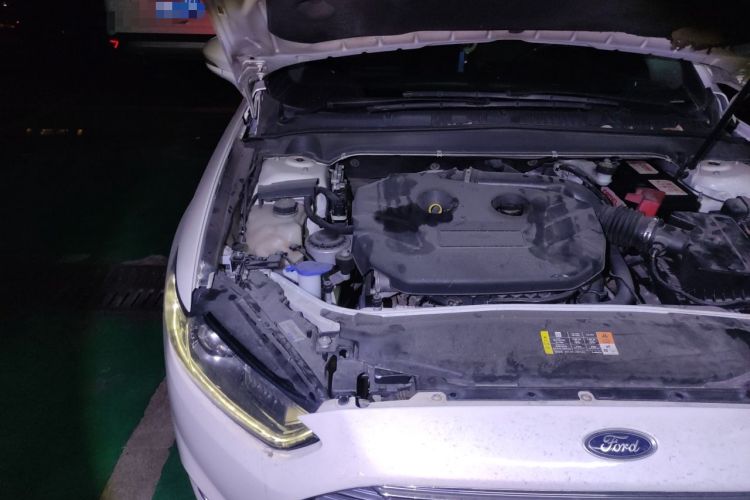 Used Ford Mondeo 2013 2.0L GTDi 200 Luxury Model Engine Bay Right