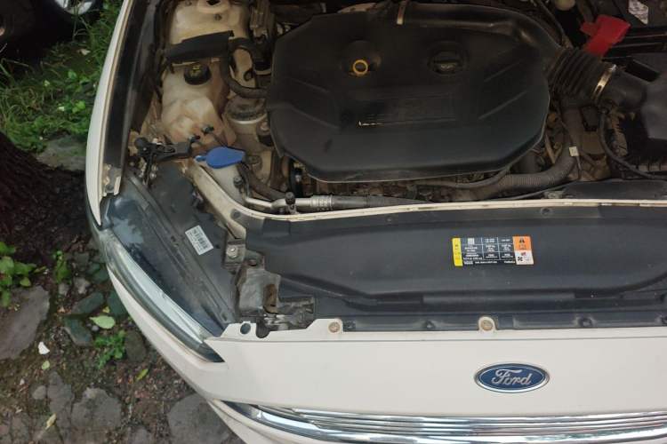 Used Ford Mondeo 2013 2.0L GTDi240 Luxury Sport Model Engine Bay Right