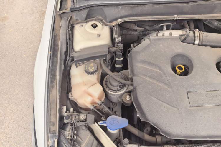 Used Ford Mondeo 2013 2.0L GTDi240 Luxury Sport Model Engine Bay Right