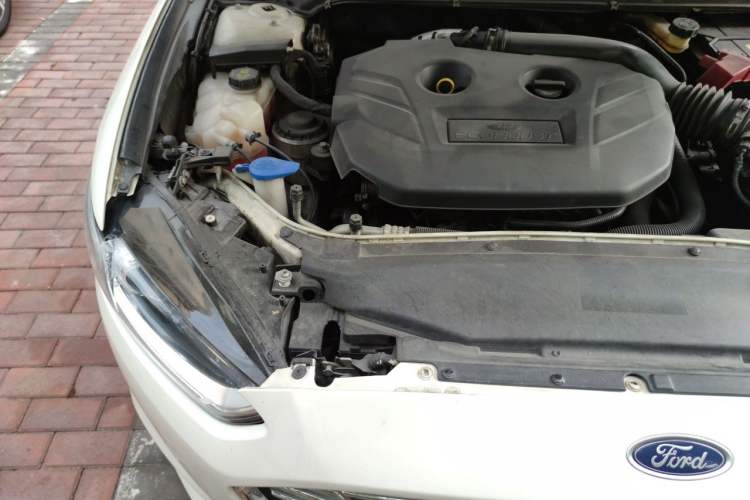 Used Ford Mondeo 2013 2.0L GTDi 200 Fashion Edition Engine Bay Right