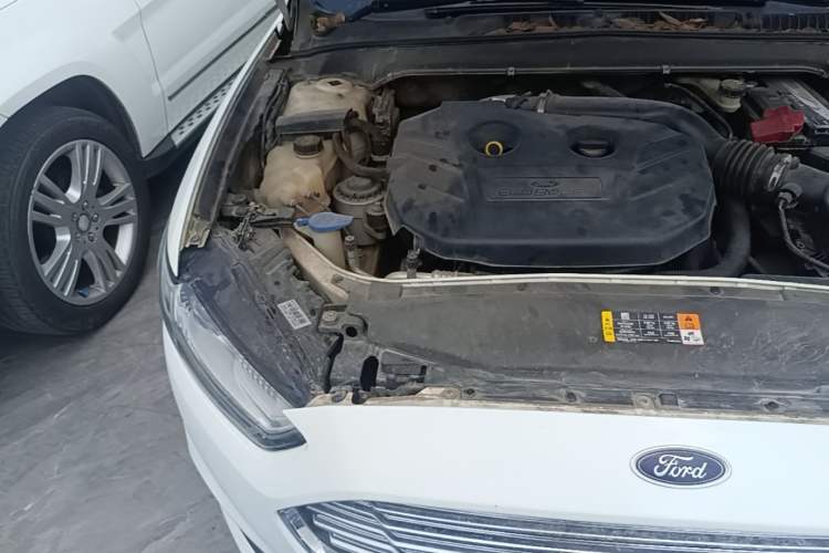 Used Ford Mondeo 2013 2.0L GTDi 200 Luxury Model Engine Bay Right