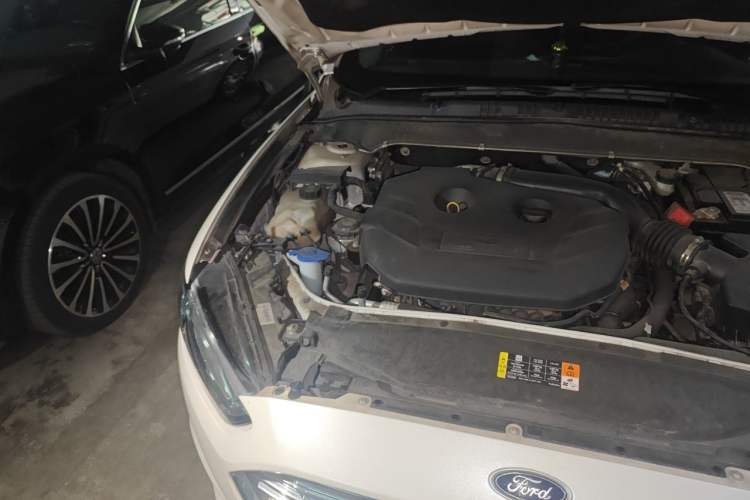 Used Ford Mondeo 2013 2.0L GTDi 200 Luxury Model Engine Bay Right