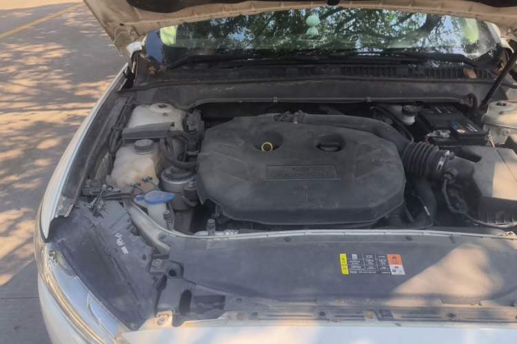Used Ford Mondeo 2013 2.0L GTDi 200 Luxury Model Engine Bay Right