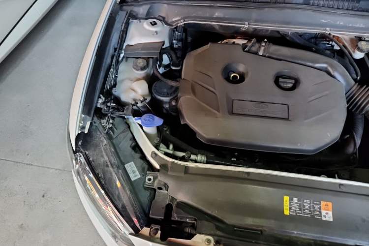 Used Ford Mondeo 2013 2.0L GTDi 200 Luxury Model Engine Bay Right