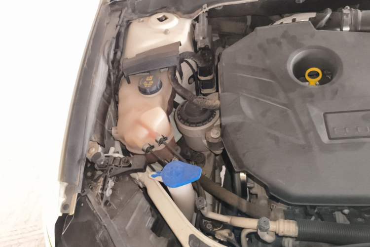 Used Ford Mondeo 2013 2.0L GTDi 200 Luxury Model Engine Bay Right