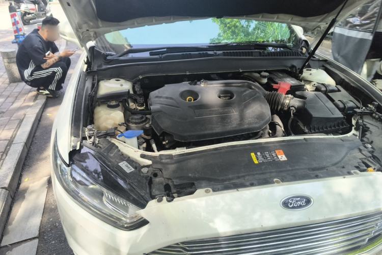 Used Ford Mondeo 2013 2.0L GTDi 200 Luxury Model Engine Bay Right