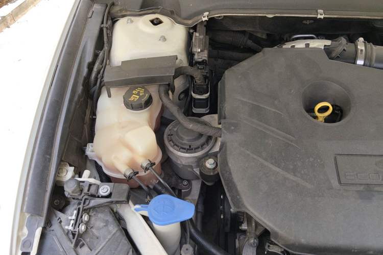 Used Ford Mondeo 2013 2.0L GTDi 200 Luxury Model Engine Bay Right