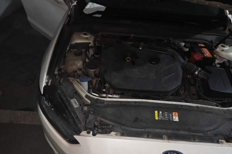 Used Ford Mondeo 2013 2.0L GTDi 200 Luxury Model Engine Bay Right