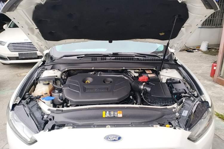 Used Ford Mondeo 2013 2.0L GTDi 200 Luxury Model Engine Bay