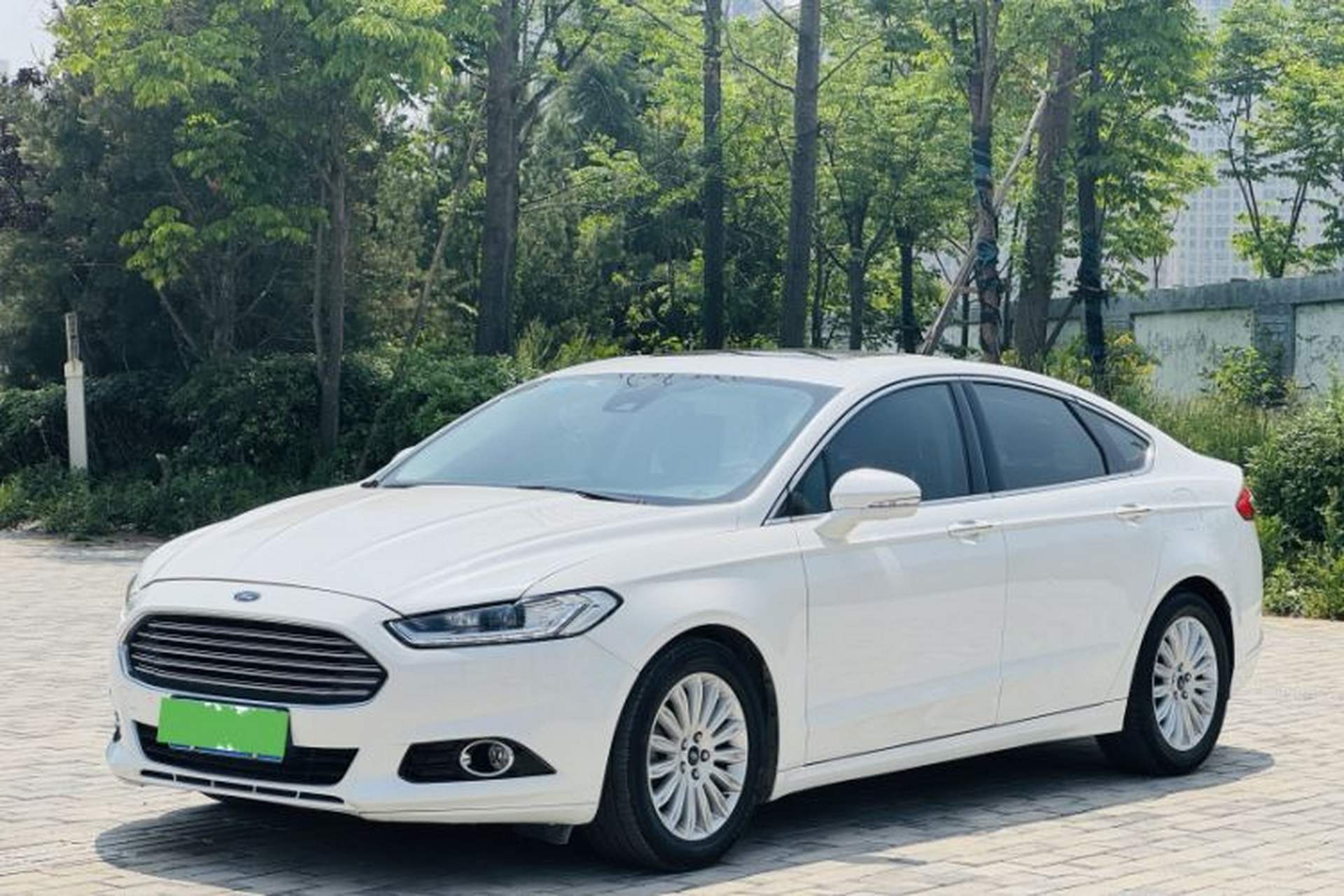 Used Ford Mondeo 2013 2.0L GTDi 200 Luxury Model Front Left 45 Deg