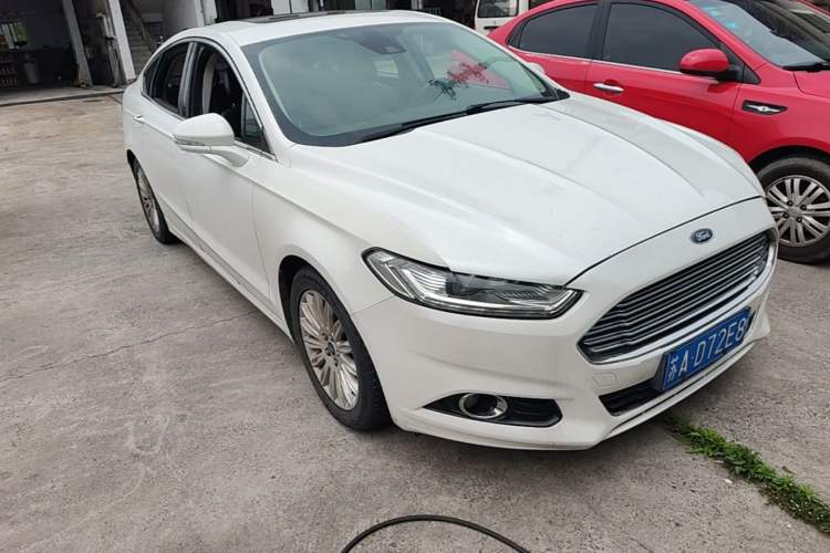 Used Ford Mondeo 2013 2.0L GTDi 200 Luxury Model Front Right 45 Deg