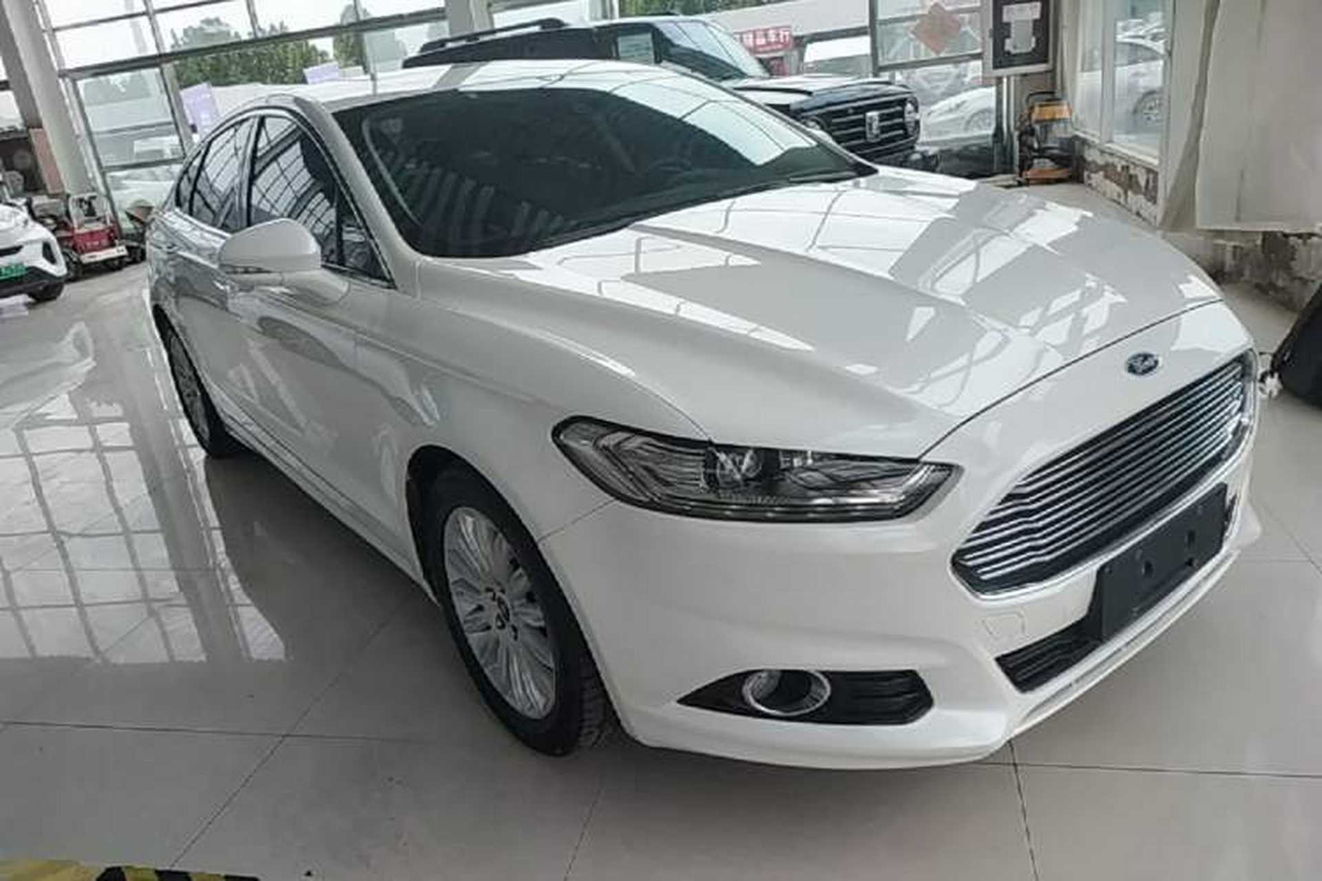 Used Ford Mondeo 2013 2.0L GTDi 200 Luxury Model Front Right 45 Deg