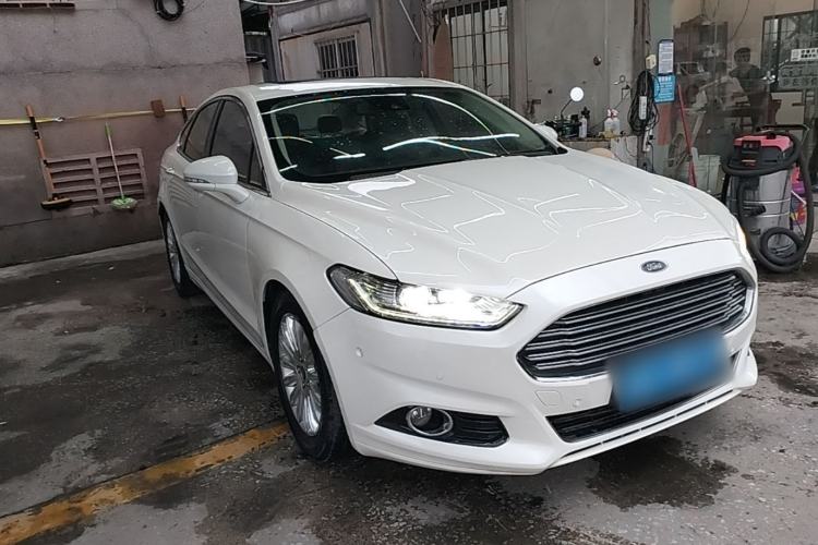 Used Ford Mondeo 2013 2.0L GTDi 200 Luxury Model Front Right 45 Deg