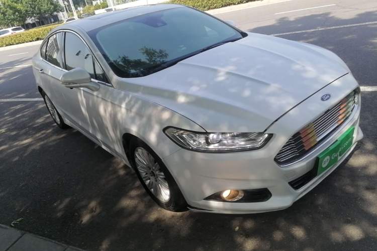 Used Ford Mondeo 2013 2.0L GTDi 200 Luxury Model Front Right 45 Deg