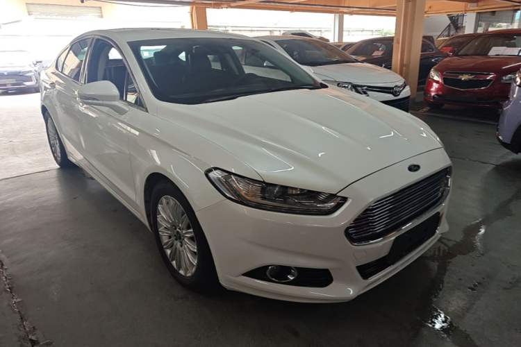 Used Ford Mondeo 2013 2.0L GTDi 200 Luxury Model Front Right 45 Deg