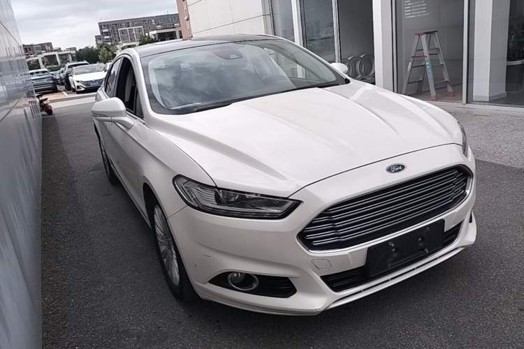 Used Ford Mondeo 2013 2.0L GTDi 200 Luxury Model Front Right 45 Deg