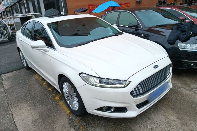 Used Ford Mondeo 2013 2.0L GTDi 200 Luxury Model Front Right 45 Deg