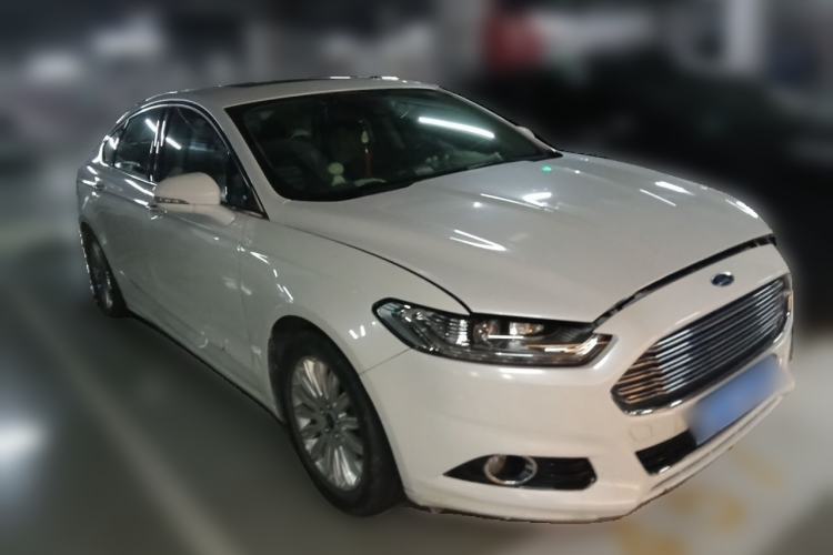 Used Ford Mondeo 2013 2.0L GTDi 200 Luxury Model Front Right 45 Deg