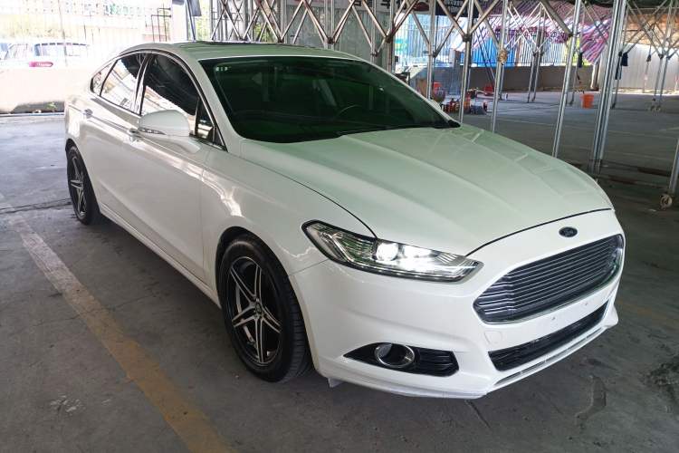 Used Ford Mondeo 2013 2.0L GTDi 200 Luxury Model Front Right 45 Deg