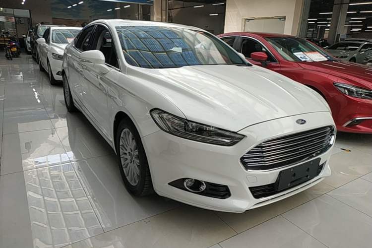 Used Ford Mondeo 2013 2.0L GTDi 200 Luxury Model Front Right 45 Deg