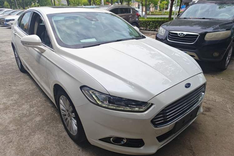Used Ford Mondeo 2013 2.0L GTDi 200 Luxury Model Front Right 45 Deg