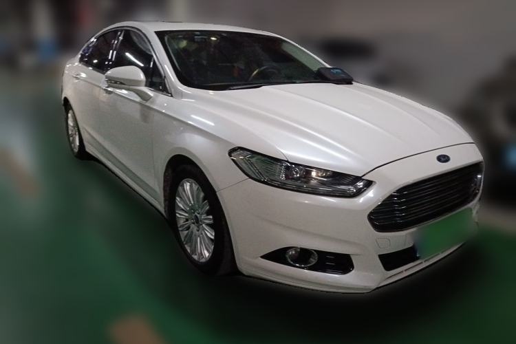 Used Ford Mondeo 2013 2.0L GTDi 200 Luxury Model Front Right 45 Deg
