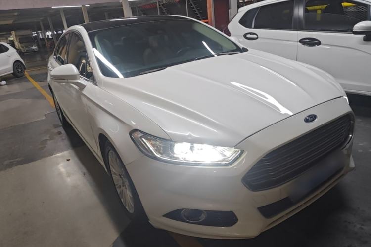 Used Ford Mondeo 2013 2.0L GTDi 200 Luxury Model Front Right 45 Deg