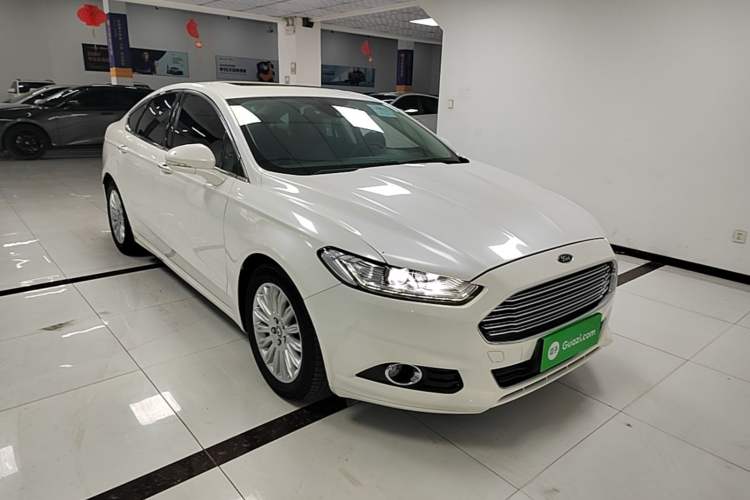 Used Ford Mondeo 2013 2.0L GTDi 200 Luxury Model Front Right 45 Deg