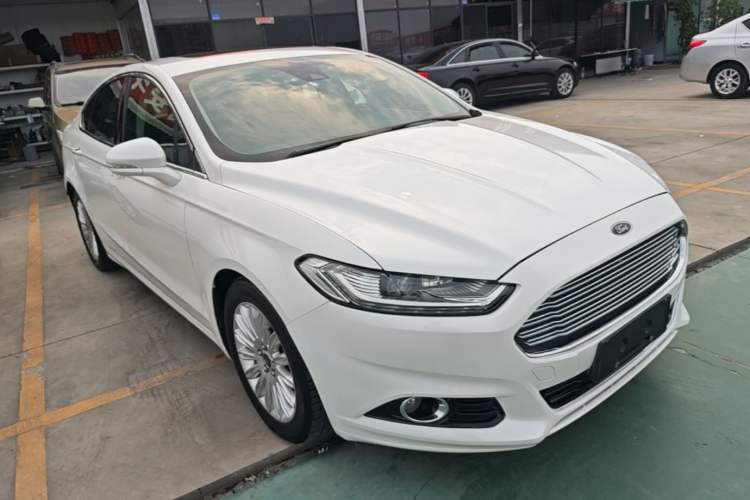 Used Ford Mondeo 2013 2.0L GTDi 200 Luxury Model Front Right 45 Deg