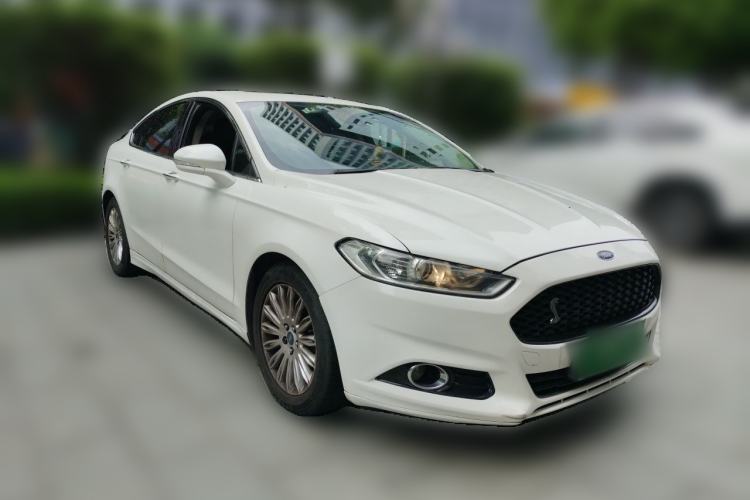 Used Ford Mondeo 2013 2.0L GTDi 200 Luxury Model Front Right 45 Deg